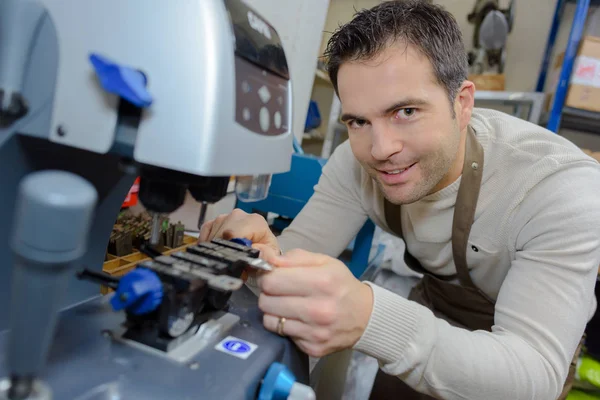 Ingegnere maschio in fabbrica utilizzando fresatrice — Foto Stock