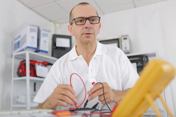 Calibrazione uomo senior con multimetro digitale — Foto Stock