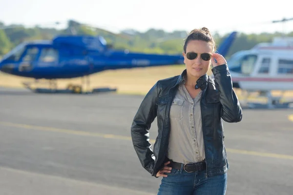 Bella pilota donna su elicottero sfondo — Foto Stock