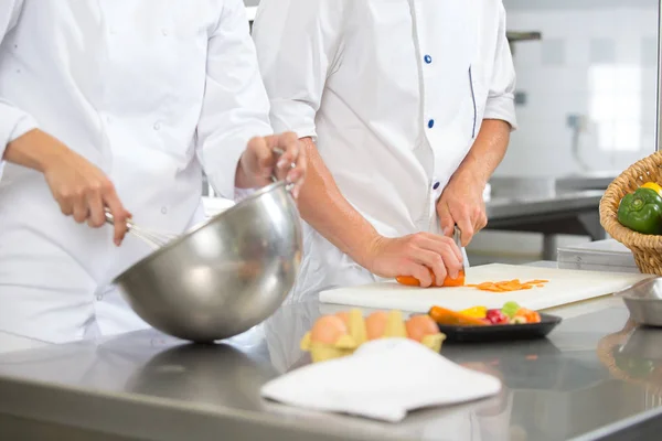 Visão da cintura dos chefs no trabalho — Fotografia de Stock