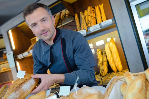 Pékség boltos csakugyan ő kenyér előállítása — Stock Fotó