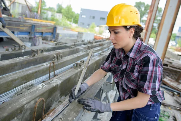 Construtora feminina no local de trabalho — Fotografia de Stock