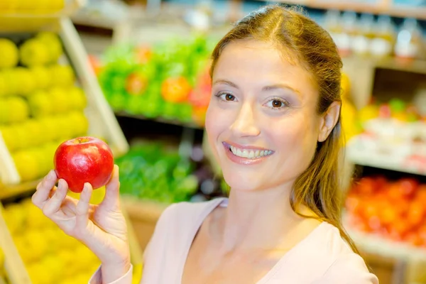 Chica sosteniendo una manzana Fotos De Stock Sin Royalties Gratis