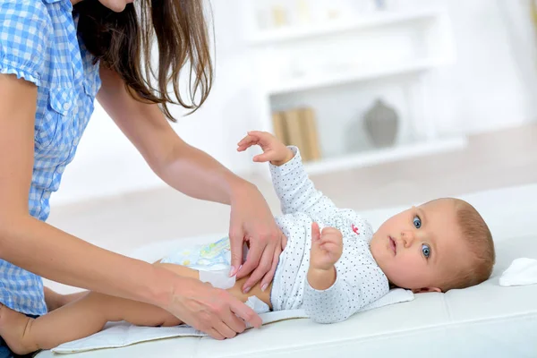 Ändra babyn 's nappy Stockfoto