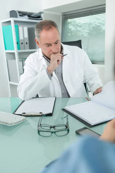 Medico in sala di consultazione — Foto Stock