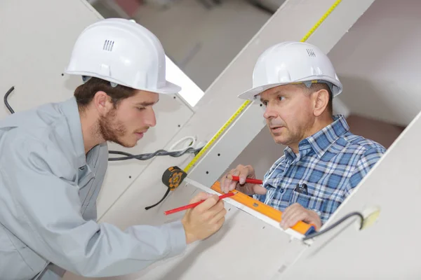 Edile e architetto parlando — Foto Stock