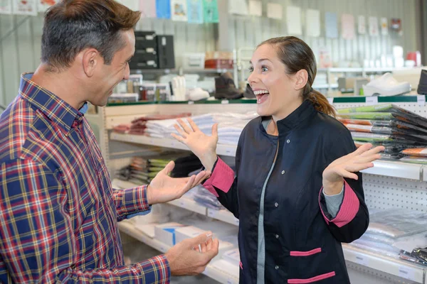 Glückliches Paar beim Einkaufen und glücklich — Stockfoto