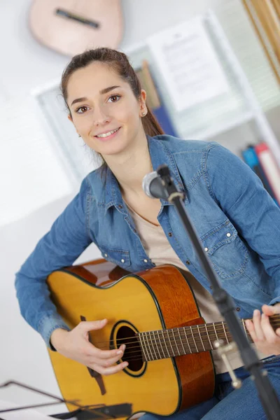 Mulher tocando guitarra e feminino — Fotografia de Stock