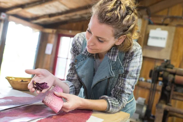 Pintor de tela en el taller — Foto de Stock