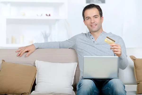 Hombre sosteniendo su tarjeta — Foto de Stock