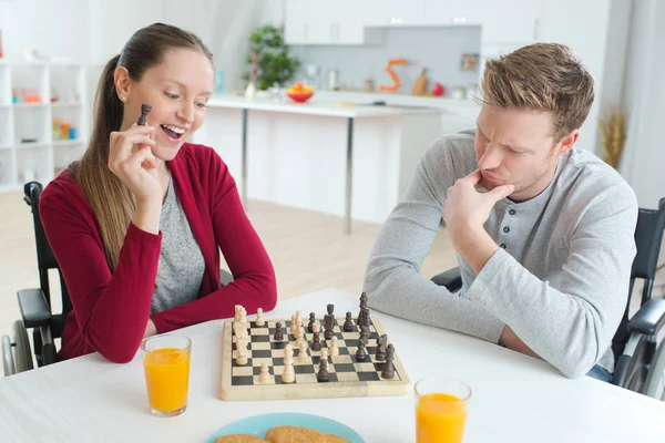 Ζευγάρι παίζει σκάκι και να παίξει — Φωτογραφία Αρχείου