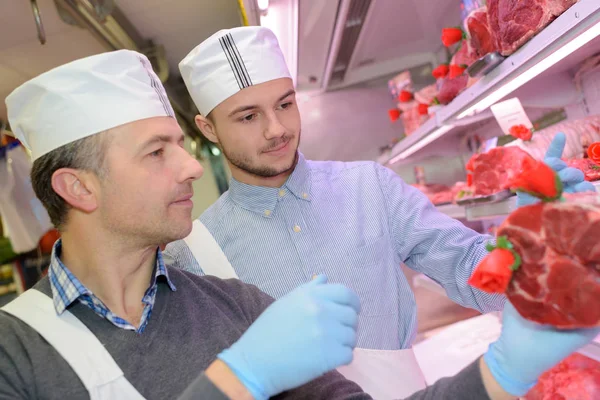 Teaching an amateur butcher — Stock Photo, Image