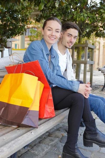 Giovani coppie shopping in città — Foto Stock