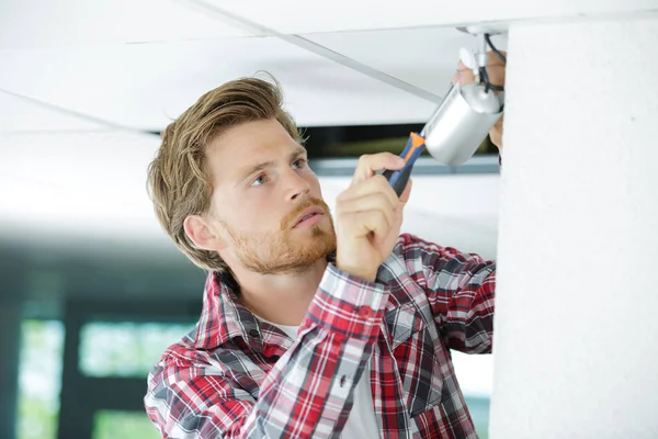 Jeune technicien cctv professionnel travaillant — Photo