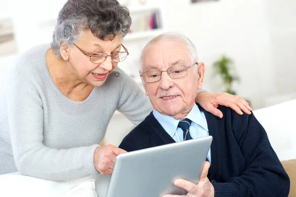 Altes Paar sucht Kamera mit Tablet-PC in der Hand — Stockfoto