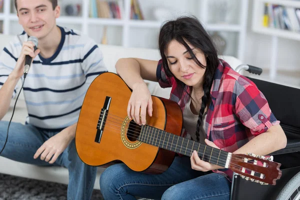 Gitarzysta Kobieta Mężczyzna wokalistka — Zdjęcie stockowe