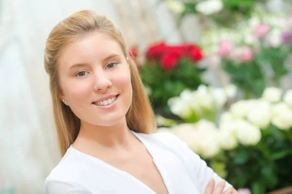 Frau im Gewächshaus — Stockfoto