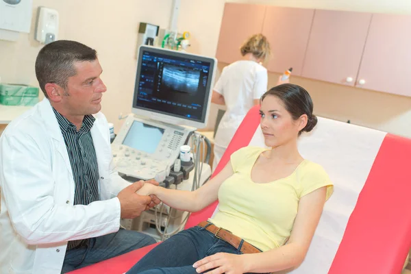 Doctor with female patient undergoing echography — Stock Photo, Image