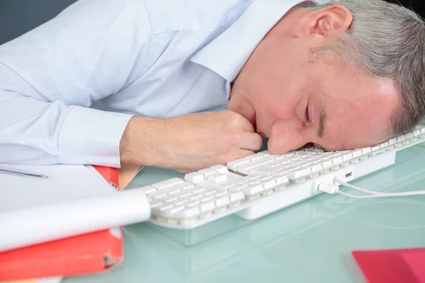 Affärsman som sover i office — Stockfoto
