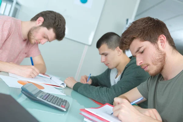 Istruzione scolastica persone e concetto di apprendimento — Foto Stock