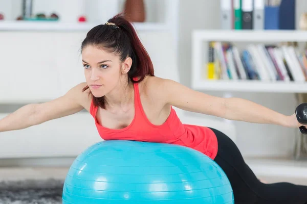 Donna che si esercita sulla palla aerobica — Foto Stock