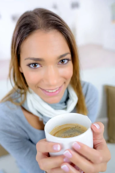 Jovem mulher bonita segurando uma xícara de café — Fotografia de Stock