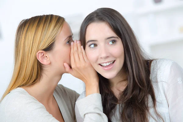 Két lányok pletykálkodás és barátja — Stock Fotó