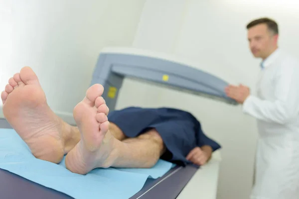 Mens doormaakt van de Ct-Scan In het ziekenhuis — Stockfoto