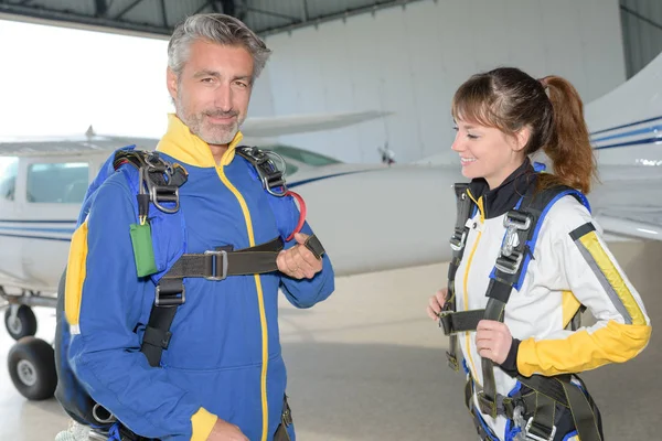 Plongeurs aériens masculins et féminins préparant leurs harnais — Photo