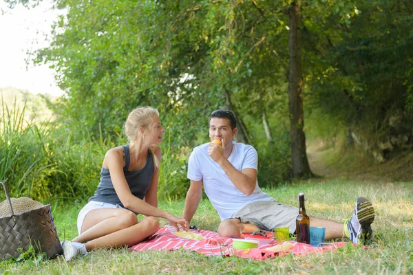 Joven hombre y mujer en el picnic — Foto de Stock