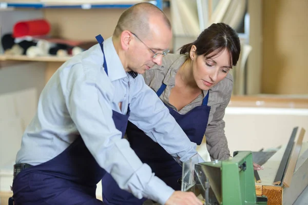 Due falegnami che collaborano e lavorano — Foto Stock