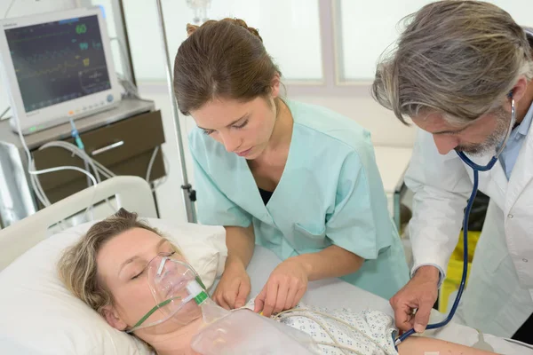 Medicinska teamet ger första hjälpen till ung kvinna — Stockfoto