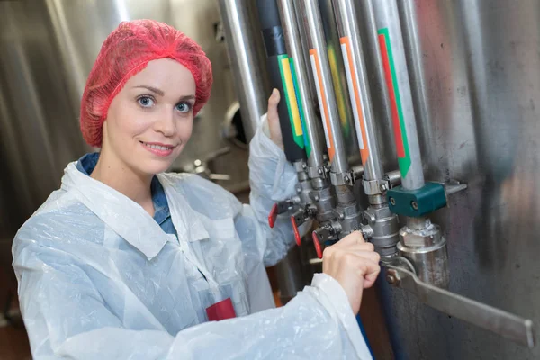 Factory worker check and count product — Stock Photo, Image