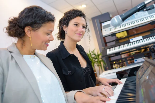 Twee vrouwen toetsenbord bespelen — Stockfoto