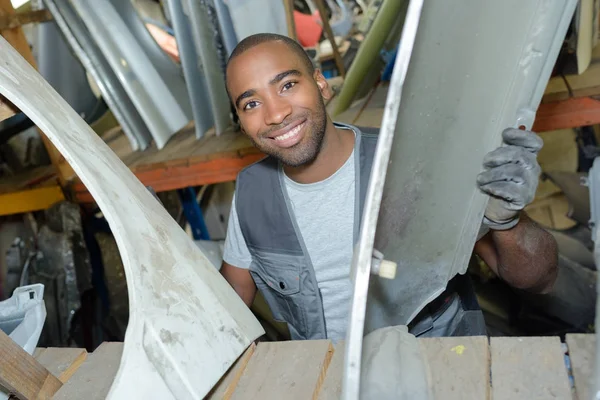 Trabalhador feliz na garagem — Fotografia de Stock