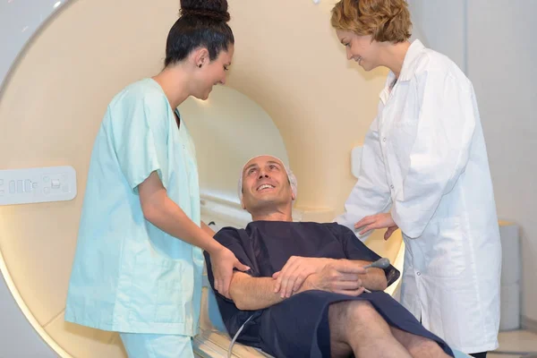Médecins parlant avec le patient sur le point d'avoir une tomographie — Photo
