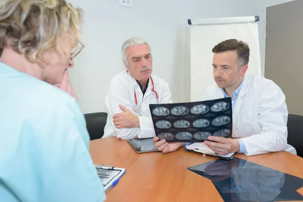 Médicos revisando rayos X y médicos —  Fotos de Stock