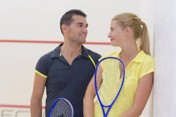 Pareja después de un partido de tenis — Foto de Stock