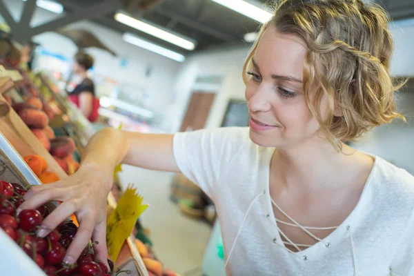 Genç bir kadın bir haftalık Pazar meyve satın — Stok fotoğraf