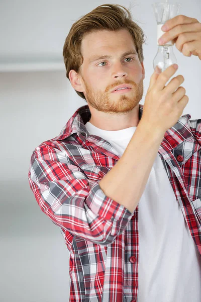 Unga elektriker föränderliga glödlampa — Stockfoto