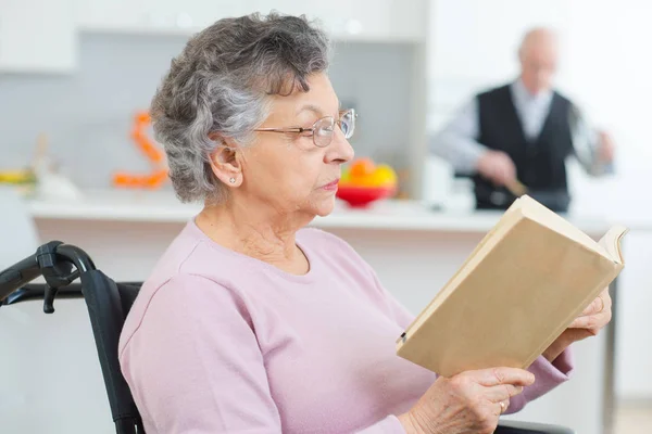 Mujer mayor leyendo noticias — Foto de Stock