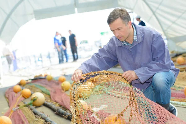 Pescatore che cura le reti e l'uomo — Foto Stock