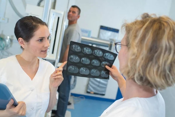 Γυναίκα γιατροί ψάχνουν να και συζητούν x-ray εικόνα στο νοσοκομείο — Φωτογραφία Αρχείου