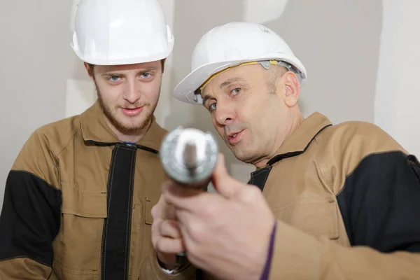 Homem usando um tubo de silicone com aprendiz — Fotografia de Stock