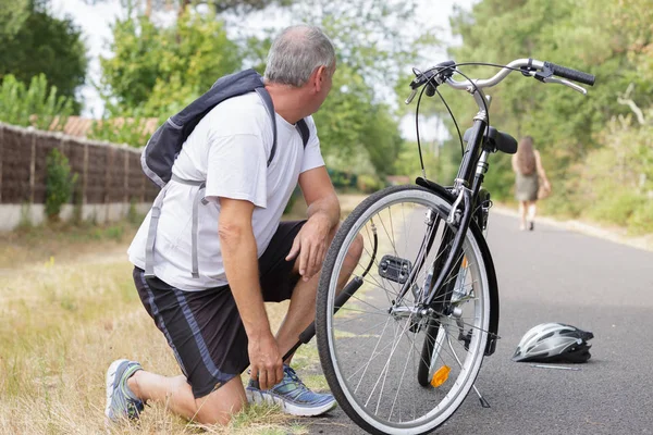 Homem bombeamento pneu de bicicleta — Fotografia de Stock