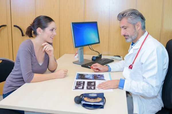 Bezoek aan de dokter — Stockfoto