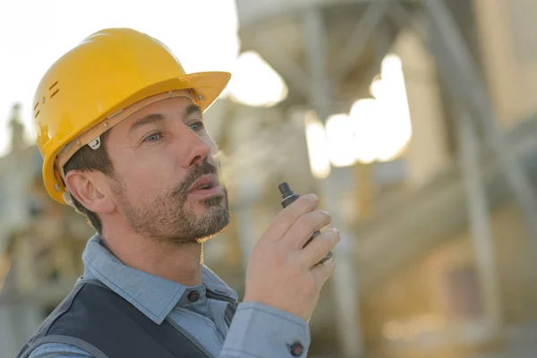 Construction worker smoking and worksite — Stock Photo, Image