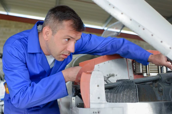 Ingenieur uitlijnen schacht en ingenieur — Stockfoto