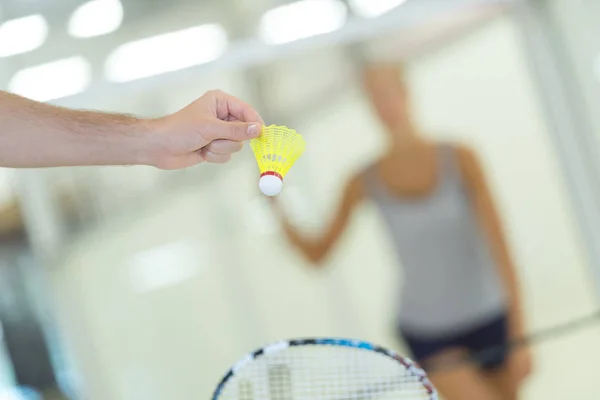 Kapalı badminton kortu oyuncular ile — Stok fotoğraf