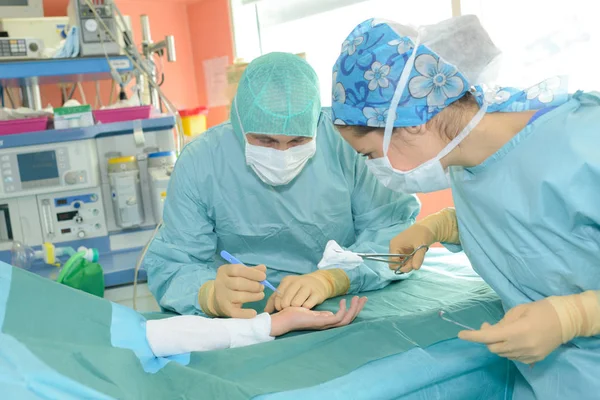 Equipe de cirurgia operando em uma sala cirúrgica — Fotografia de Stock